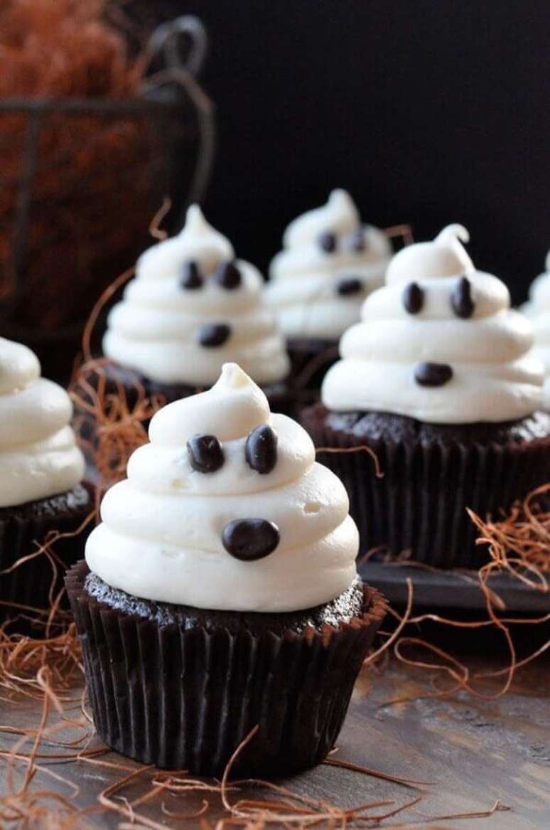 33. Cupcakes decorados com rostinho de fantasma para festa de Halloween &ndash; Foto: Halloween Ideas