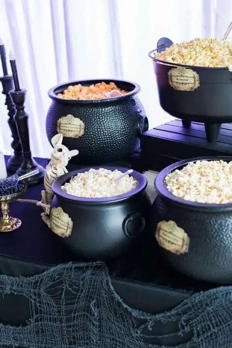 27. O caldeir&atilde;o d&aacute; um toque todo especial na decora&ccedil;&atilde;o de mesa Dia das Bruxas &ndash; Foto: Homystyle