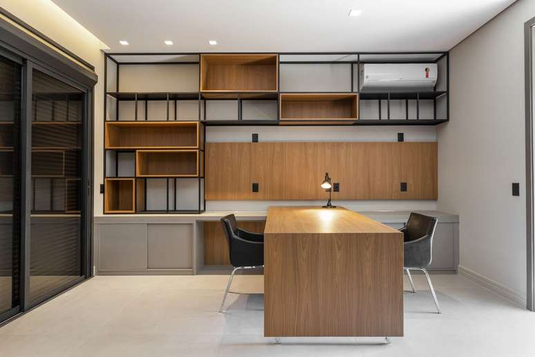 17. Decoração de escritório estilo industrial moderno com nichos e detalhes em Ferro – Foto Celmar Móveis Itatiba