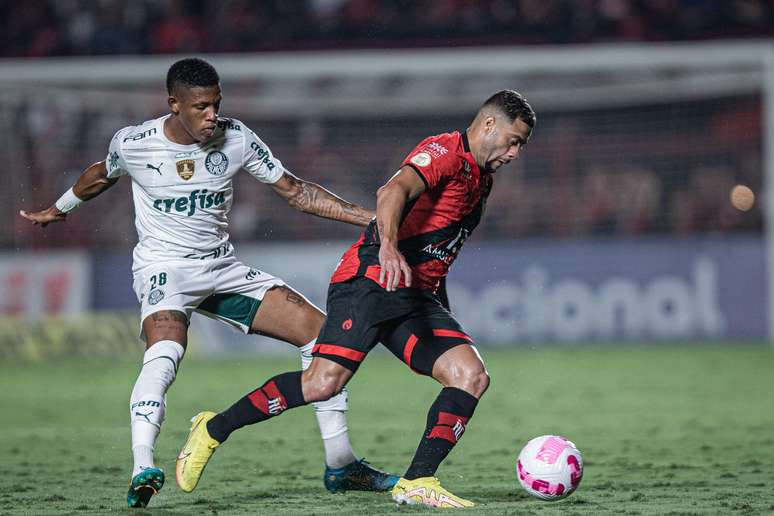 Rato jogador do Atl&eacute;tico-GO disputa lance com Danilo jogador do Palmeiras durante partida no est&aacute;dio Ant&ocirc;nio Accioly pelo campeonato Brasileiro