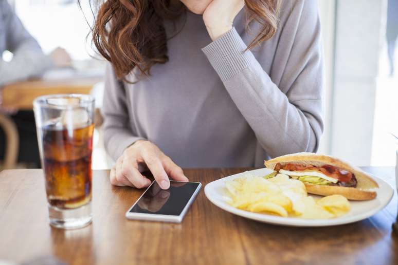 Comer dando atenção aos aparelhos eletrônicos podem prejudicar sua saúde