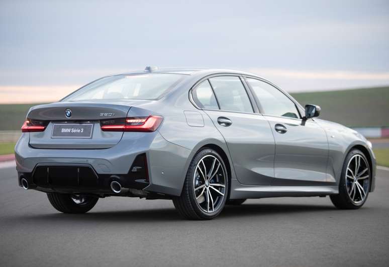 Traseira ficou mais moderna e jovial.