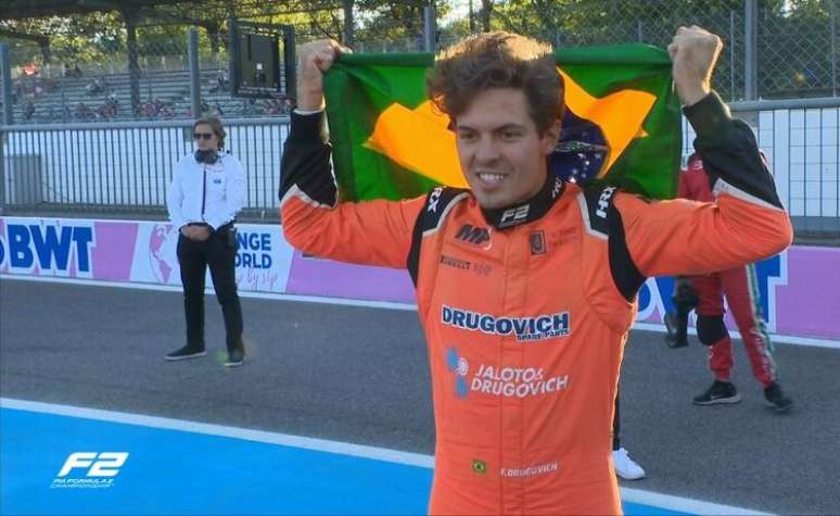 Felipe Drugovich comemora o título da Fórmula 2 nos boxes 