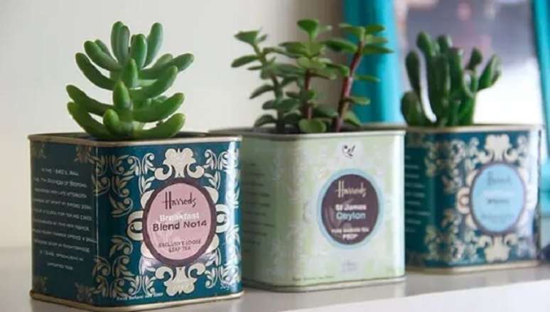 23. Mini arranjos de suculentas cultivados em recipientes met&aacute;licos. Fonte &ndash; Coisas de Diva