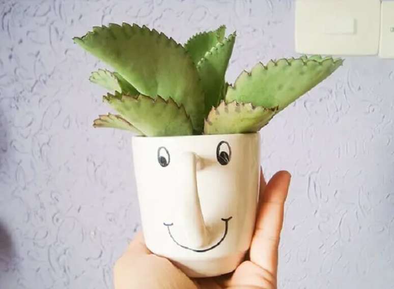 48. Arranjo de mesa com suculentas feito dentro de uma x&iacute;cara. Fonte &ndash; Casa Que Minha V&oacute; Queria