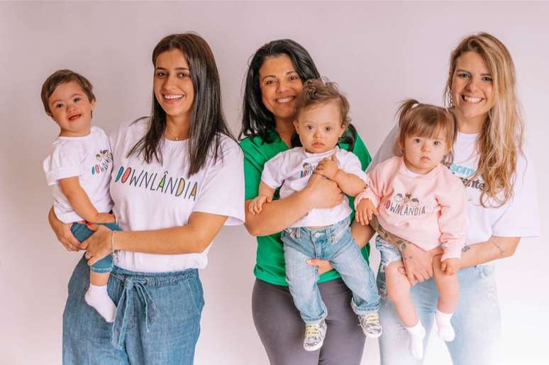 As fundadoras do Projeto Downlândia e suas crianças: Monise Sbrissa com Joaquim, Ana Paula Camillo com Lucca, e Pâmela Galvão com Mel