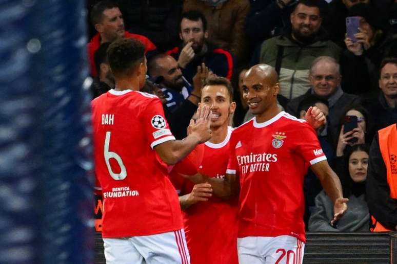 João Mário cutuca Neymar após empate entre PSG e Benfica pela Champions (AFP)