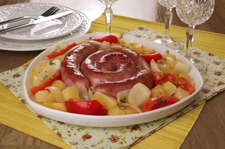 Linguiça assada com batatas – Foto: Guia da Cozinha