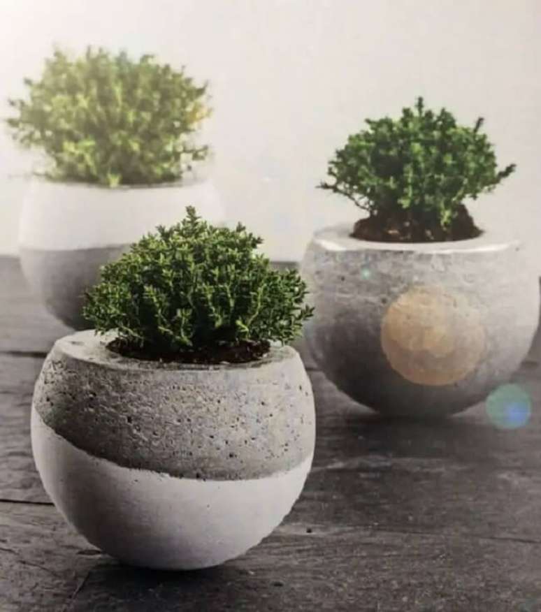 10. Vasos de cimentos com arranjos de suculentas e cactos. Fonte &ndash; Como Fazer em Casa