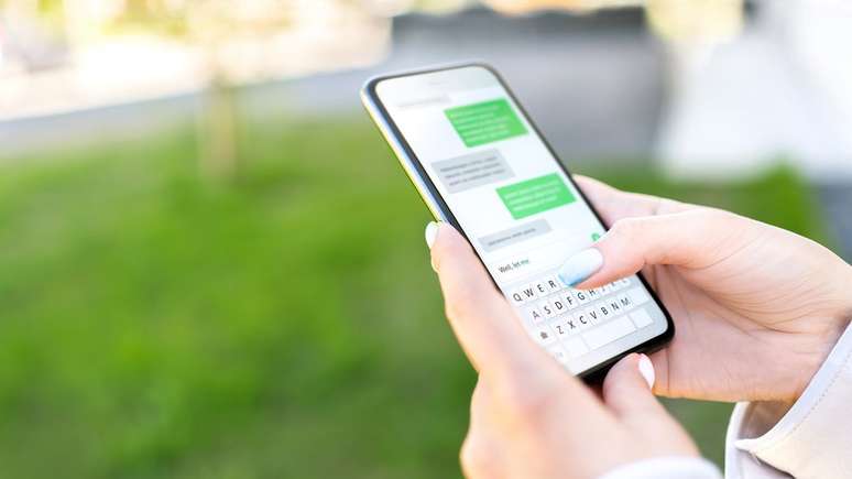 O primeiro contato aparece como algo casual