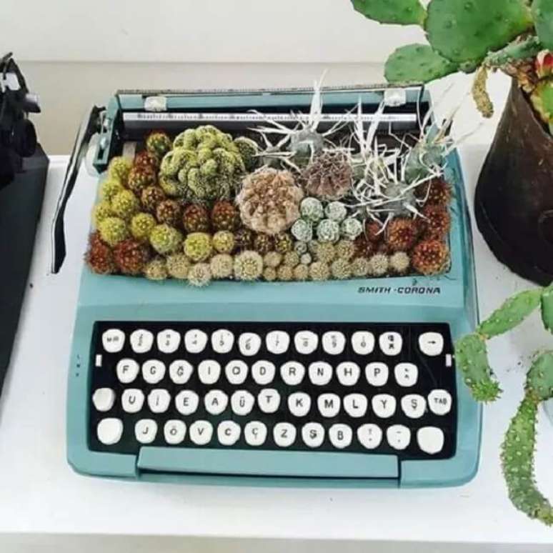24. M&aacute;quina de escrever com arranjos de suculentas. Fonte &ndash; PopSugar