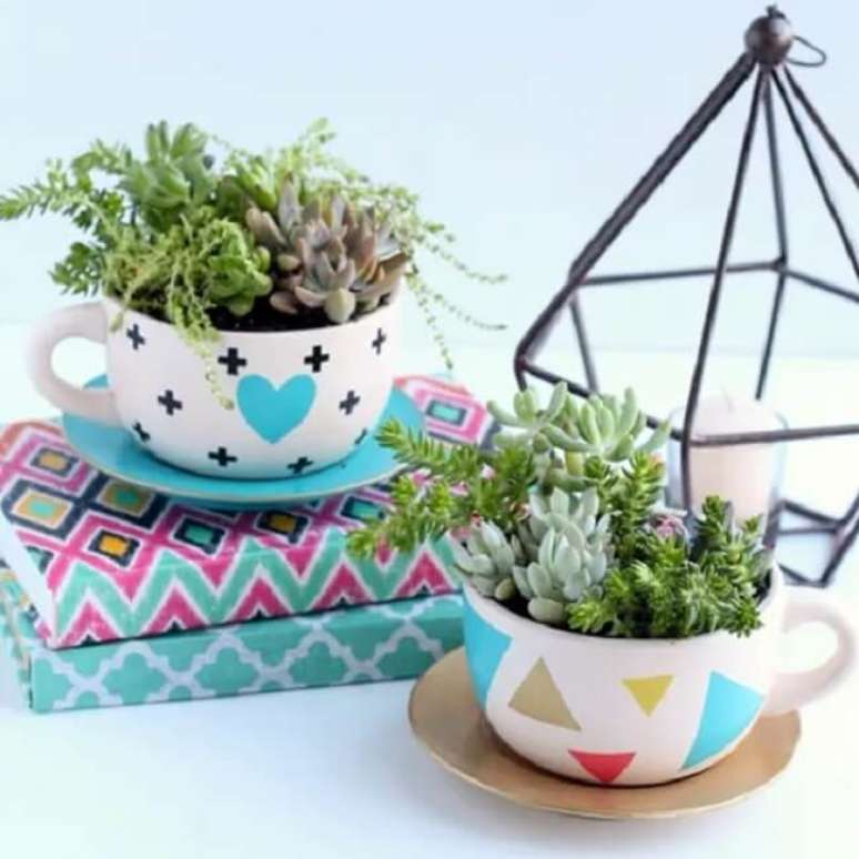 20. Mini arranjos de suculentas feitos com x&iacute;caras coloridas. Fonte &ndash; Revista Artesanato