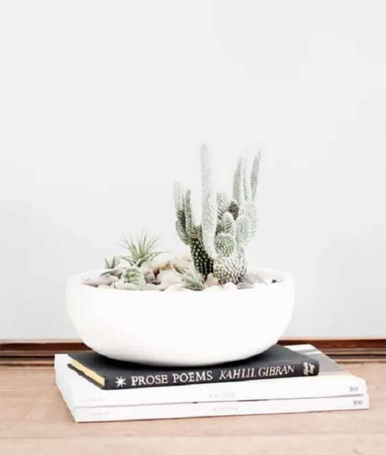 13. Vaso branco com arranjos de suculentas. Fonte &ndash; The Veda House