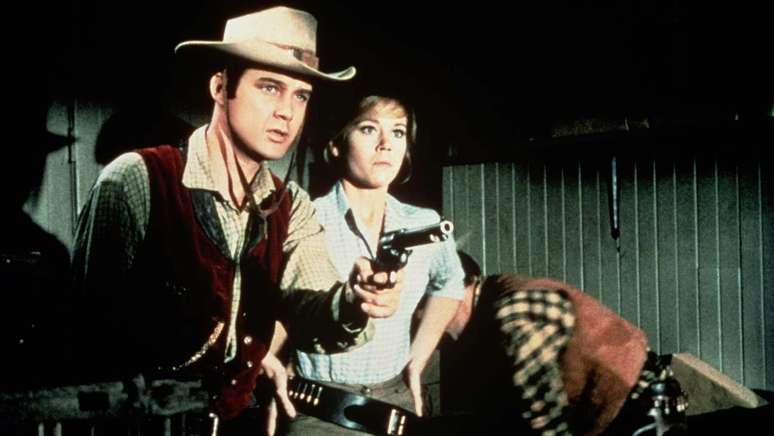 Michael Callan e Jane Fonda em “Dívida de Sangue”