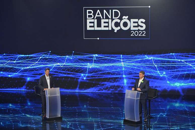 Os candidatos ao governo de São Paulo Tarcísio de Freitas (Republicanos) e Fernando Haddad (PT) participaram do primeiro debate do segundo turno das eleições 2022