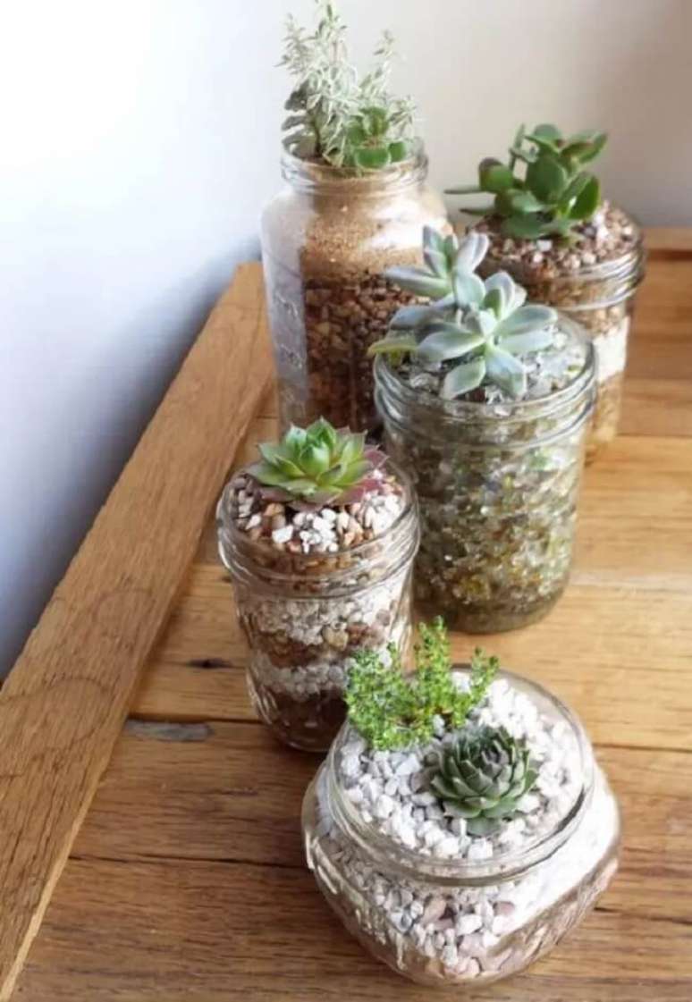 33. Arranjos de suculentas feitos em potes de vidro. Fonte &ndash; Amandda Sampaio