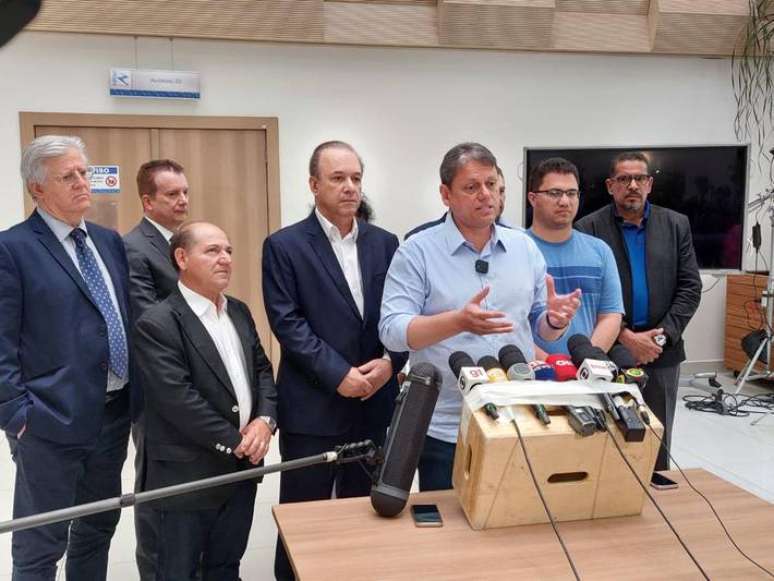 Tarcísio de Freitas (Republicanos) durante o pronunciamento sobre possíveis secretários de Estado, em hospital na capital paulista.