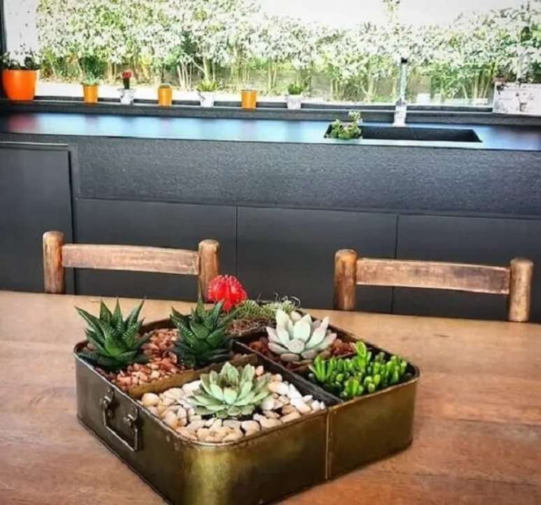 4. Decore o centro da mesa de jantar com arranjos de suculentas naturais. Fonte &ndash; Suculents At Home