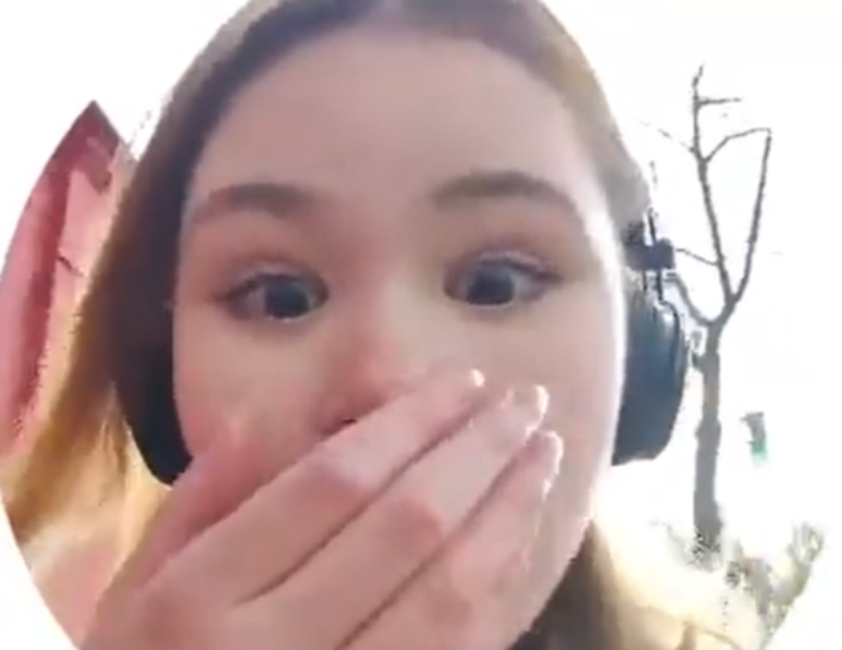 Jovem ucraniana grava momento em que