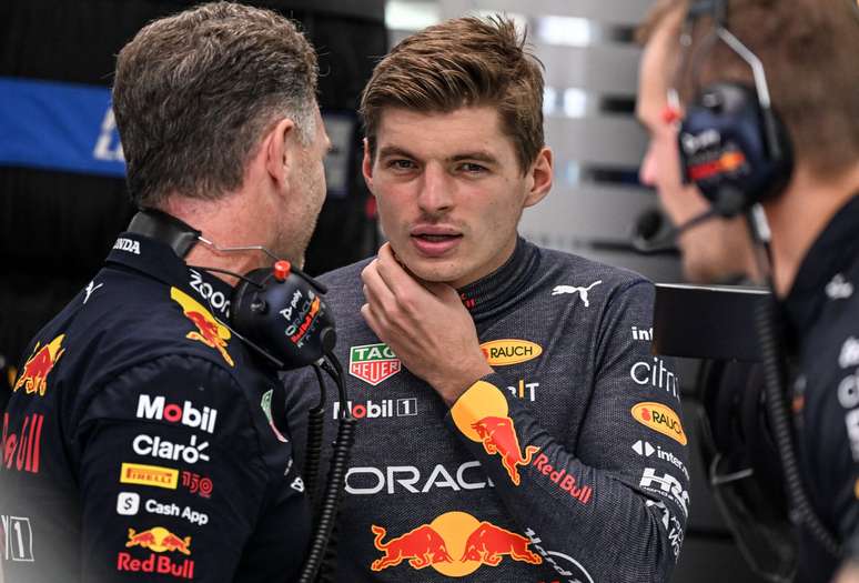 Max Verstappen conversa com Christian Horner: entrosamento da Red Bull fez a diferença em 2022 