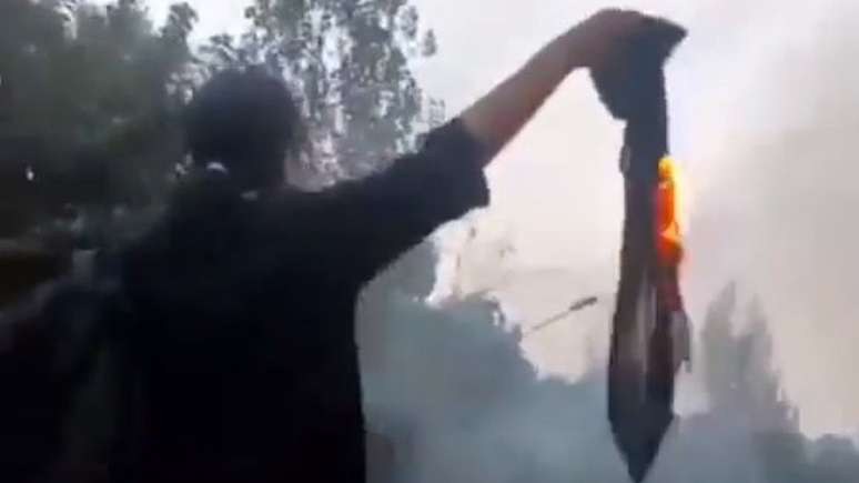 Mãe de Nika Shakarami confirma à BBC que ela é a garota vista queimando seu véu em uma rua de Teerã