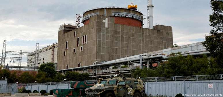 Veículo militar russo está estacionado em frente à central nuclear de Zaporíjia, na Ucrânia