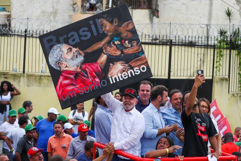 Candidato à Presidência, Lula (PT) participa de comício no Complexo Alemão, no Rio de Janeiro