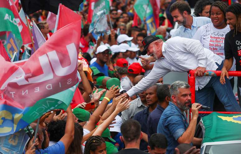 Candidato à Presidência, Lula (PT) participa de comício no Complexo Alemão, no Rio de Janeiro