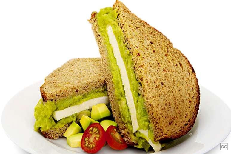 Sanduíche de queijo branco com creme de avocado – Foto: Guia da Cozinha