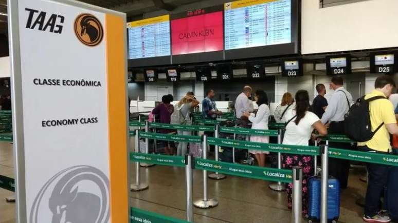 Imagem do guichê da Taag Linhas Aéreas de Angola no aeroporto.