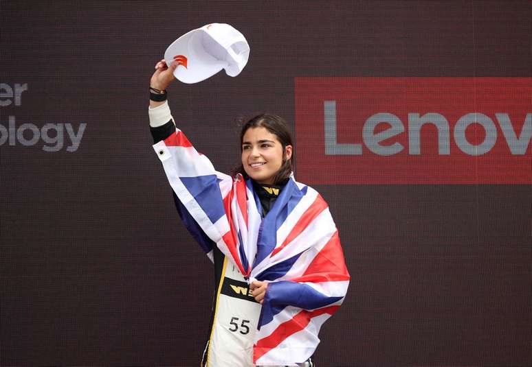 Jamie Chadwick sagrou-se tricampe&atilde; da W Series com o cancelamento das corridas finais 