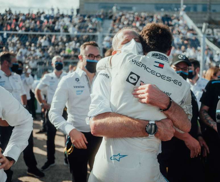 Nyck de Vries comemorando com o t&iacute;tulo de 2021 na F&oacute;rmula E 