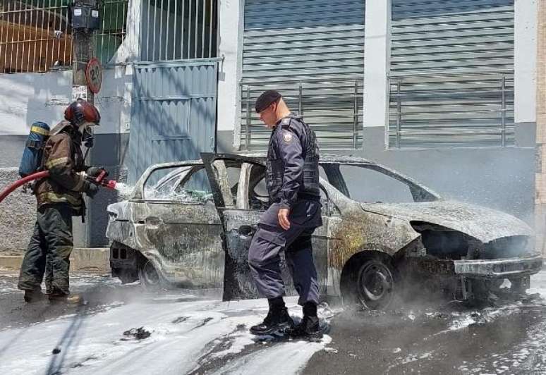 Carro da TV Tribuna é atacado por criminosos e incendiado em VItória (ES)