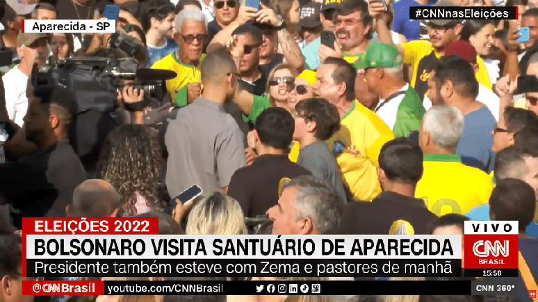 Cinegrafista é hostilizado por apoiadores do presidente Jair Bolsonaro em saída de missa