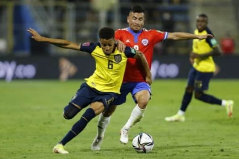 Byron Castillo jogou duas vezes contra o Chile nas Eliminatórias (Foto: MARCELO HERNANDEZ / POOL / AFP)