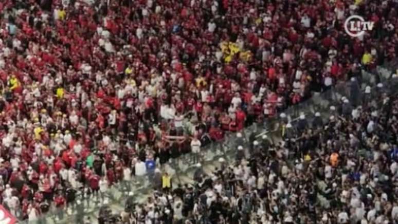 Torcedores de Corinthians e Flamengo se enfrentam no setor sul (Foto: Reprodução/LANCE!TV)