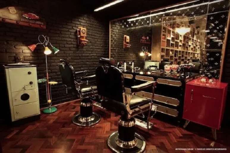 35. Ilumina&ccedil;&atilde;o charmosa para barbearia retr&ocirc;. Fonte &ndash; Retro Hair