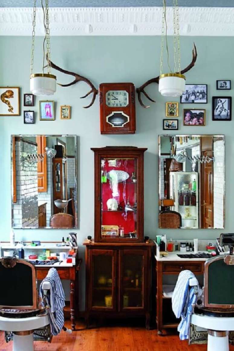 28 Decora&ccedil;&atilde;o de barbearia retr&ocirc; com espelho e bancada de madeira. Fonte &ndash; ELLE Espana