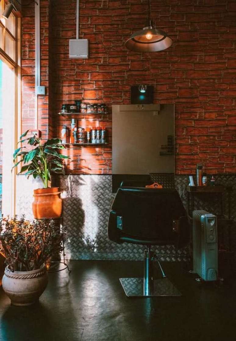 51. Parede de tijolinho e piso de cimento queimado marca a decora&ccedil;&atilde;o da barbearia retr&ocirc;. Fonte &ndash; Decor F&aacute;cil