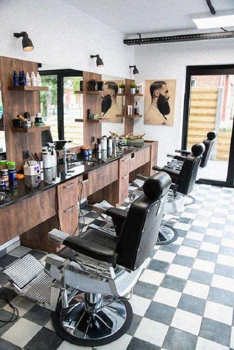 30. Ideias para barbearia retr&ocirc; com piso xadrez. Fonte &ndash; Sua Decora&ccedil;&atilde;o