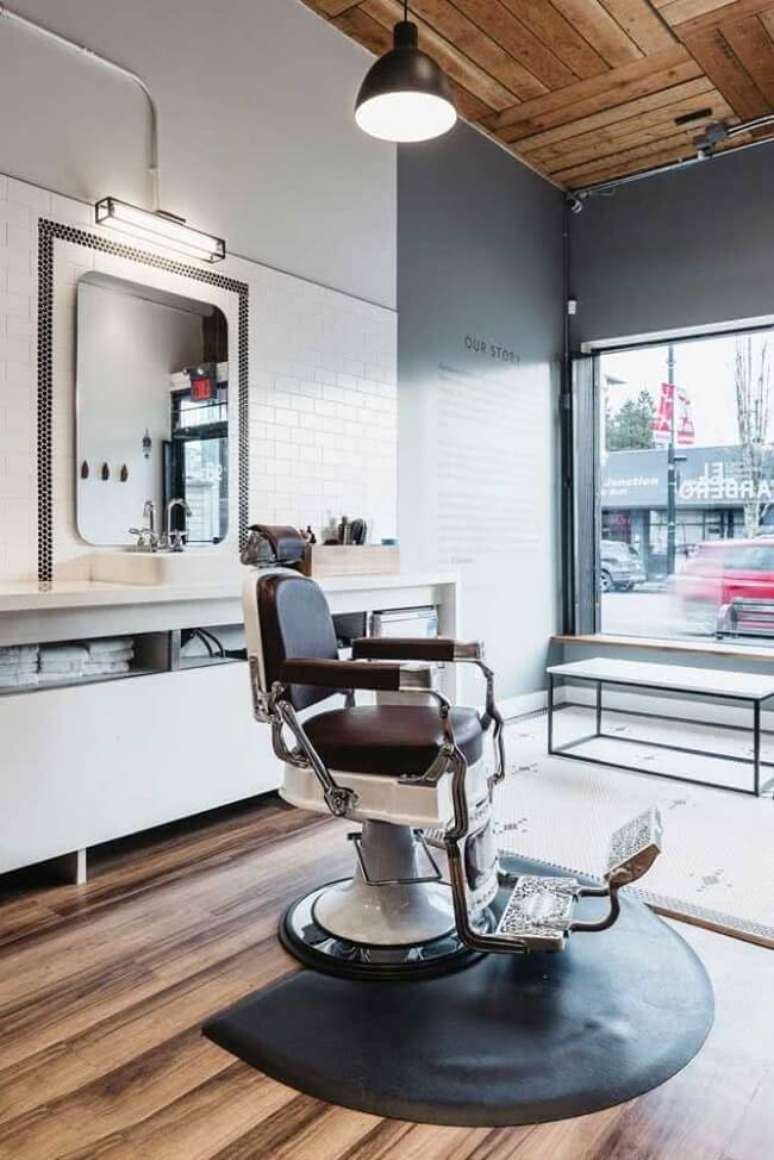 14. Azulejos brancos trazem a sensa&ccedil;&atilde;o de amplitude na barbearia retr&ocirc;. Fonte &ndash; Decor F&aacute;cil
