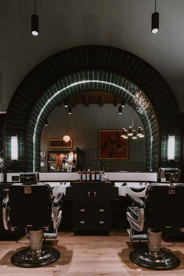 24. Cer&acirc;mica ou papel de parede para barbearia retr&ocirc;. Fonte &ndash; Behance