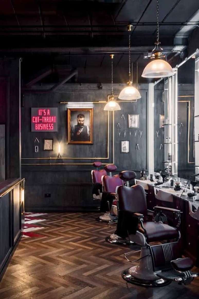 29. Decora&ccedil;&atilde;o de barbearia retr&ocirc; com piso de madeira. Fonte &ndash; Juksy