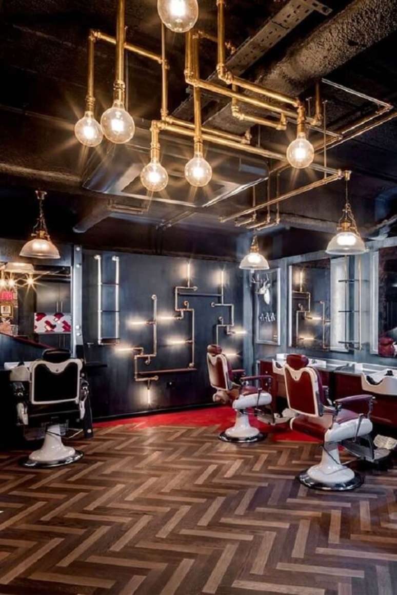 64. Tubula&ccedil;&otilde;es met&aacute;licas se destacam na decora&ccedil;&atilde;o da barbearia retr&ocirc;. Fonte &ndash; Olesya Kozhevnikova