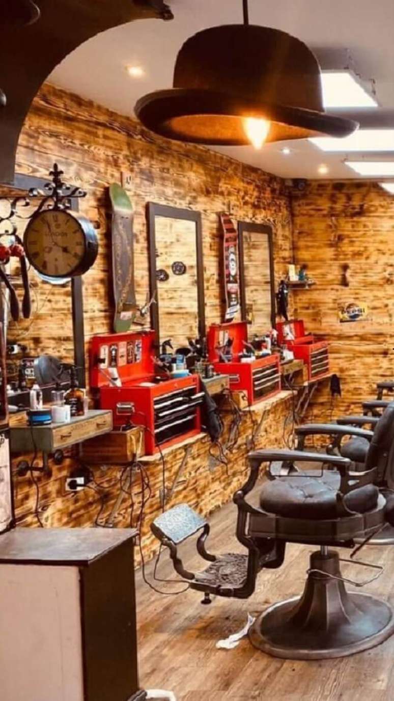 10. A lumin&aacute;ria de chap&eacute;u traz um toque especial para a decora&ccedil;&atilde;o de barbearia retr&ocirc;. Fonte &ndash; Decoratorist