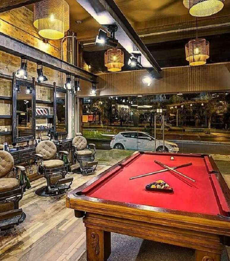 12. A mesa de bilhar traz um toque divertido para a decora&ccedil;&atilde;o da barbearia retr&ocirc;. Fonte &ndash; WestHill Barbers
