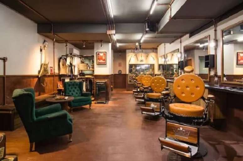 43. A ilumina&ccedil;&atilde;o e um aspecto importante na decora&ccedil;&atilde;o da barbearia retr&ocirc;. Fonte &ndash; Eu Decoro
