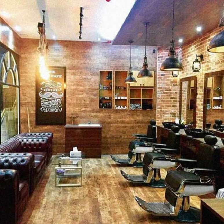 62. Sof&aacute; capiton&ecirc; e pendentes pretos para barbearia retr&ocirc; pequena. Fonte &ndash; Sua Decora&ccedil;&atilde;o
