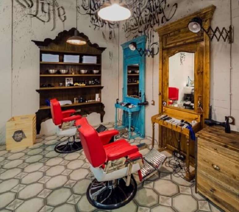 42. M&oacute;veis coloridos para a decora&ccedil;&atilde;o de barbearia retr&ocirc;. Fonte &ndash; Retail Design Blog