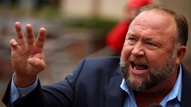 Alex Jones agora reconhece que o tiroteio em Sandy Hook foi '100% real'